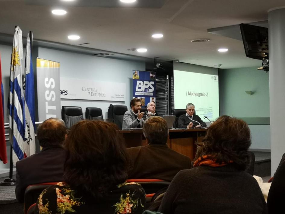 Seminario sobre Sistemas de Pensiones en el Mundo Mesa integrada por Fabio Durán Valvede, Fabio Bertranou y Ministro Murro