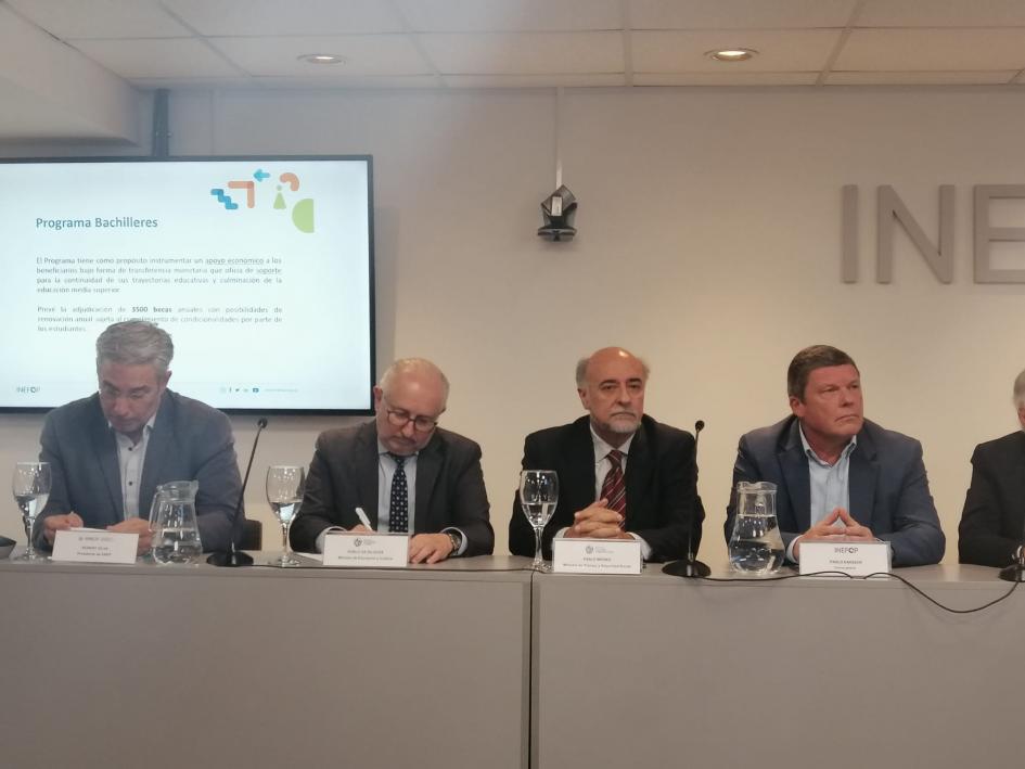 Acto de lanzamiento del Programa INEFOP Bachilleres Mesa de oradores en lanzamiento de INEFOP Bachilleres