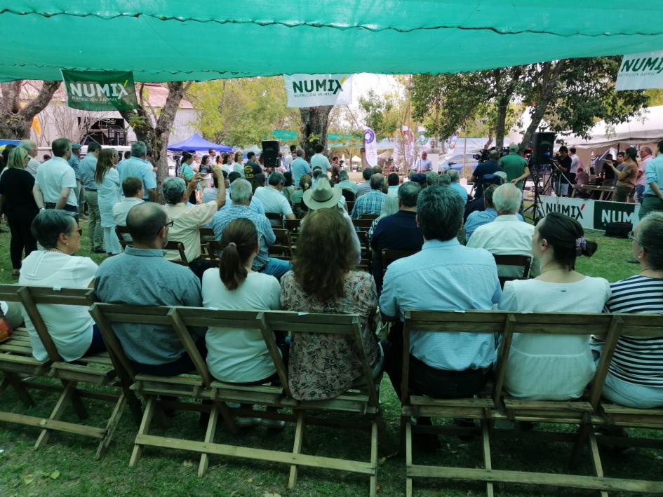 Público presente en lanzamiento Expo Durazno Público presente en lanzamiento Expo Durazno