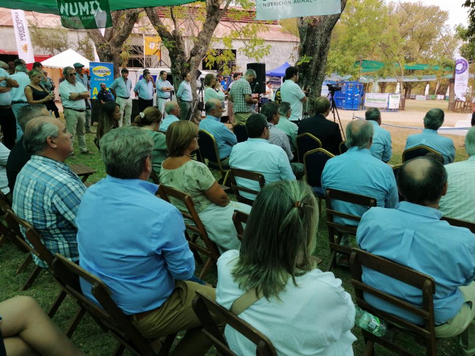 Público presente en lanzamiento Expo Durazno Público presente en lanzamiento Expo Durazno