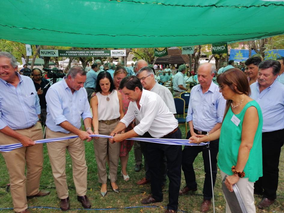 Ministro Mieres y autoridades lanzamiento Expo Durazno Ministro Mieres y autoridades lanzamiento Expo Durazno