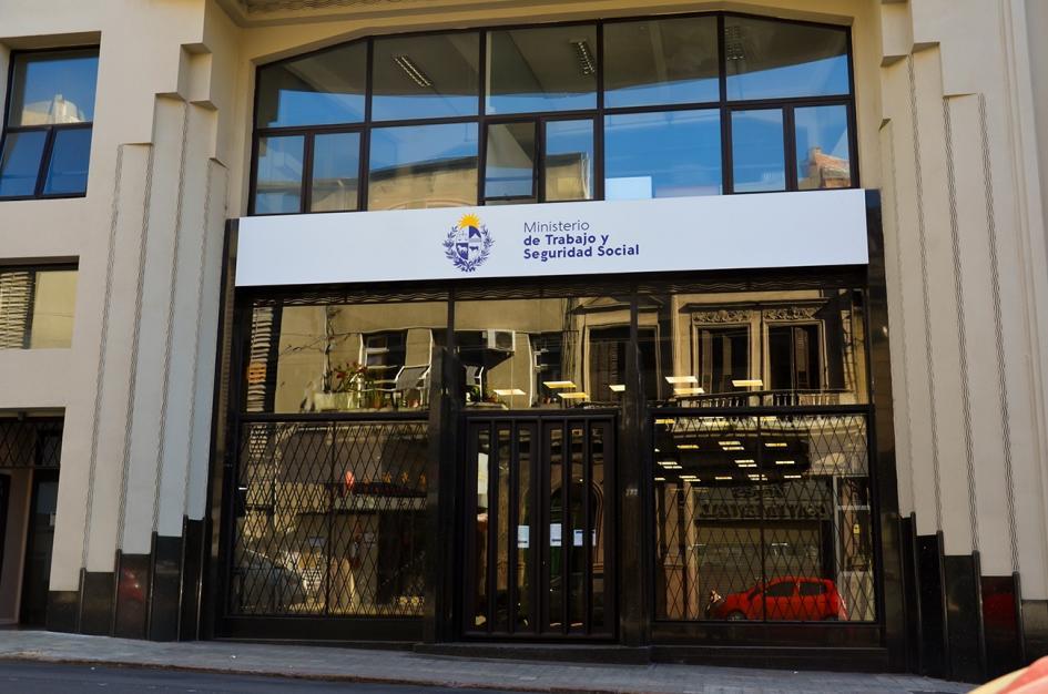 Extensión seguro desempleo Fachada MTSS sede 25 de Mayo
