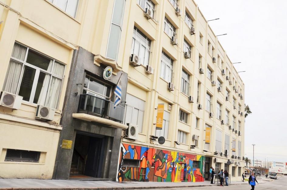 Propuesta del MTSS fue aprobada por los trabajadores de Curtiembre París Fachada de la sede del MTSS en la calle Juncal