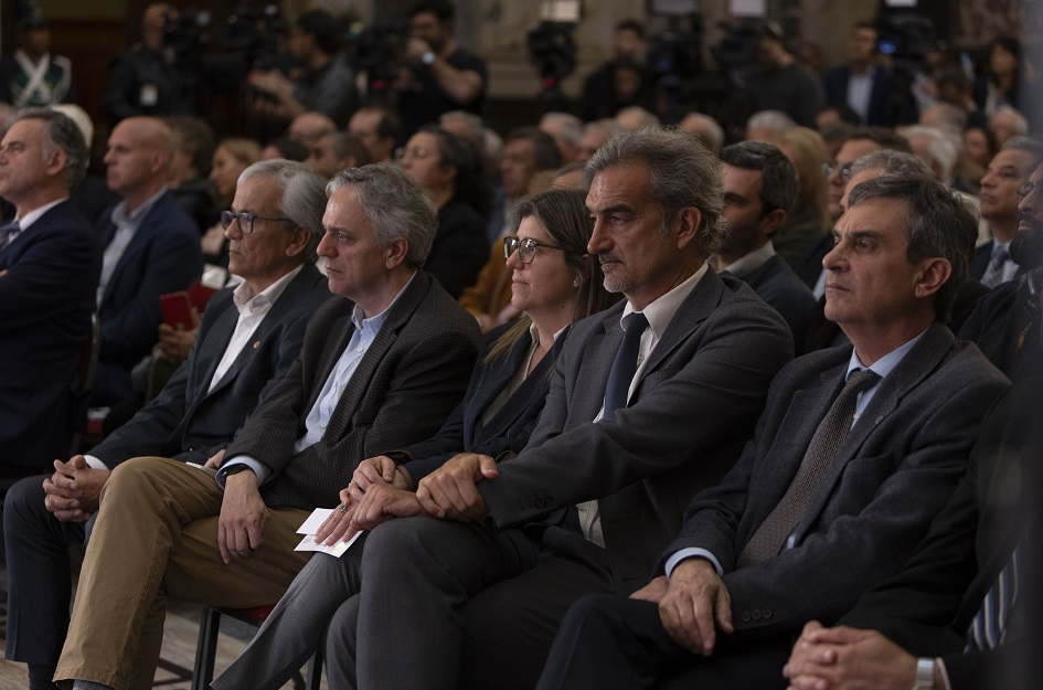 Castillo y demás personas en el público