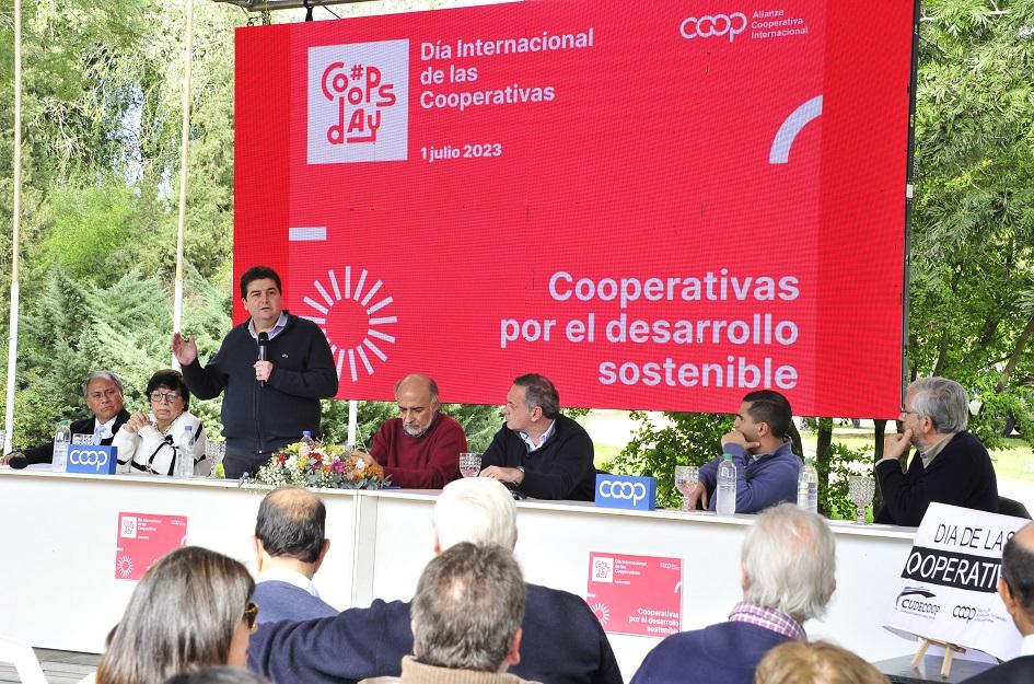 Celebración por el Día Internacional de las Cooperativas Autoridades exponiendo