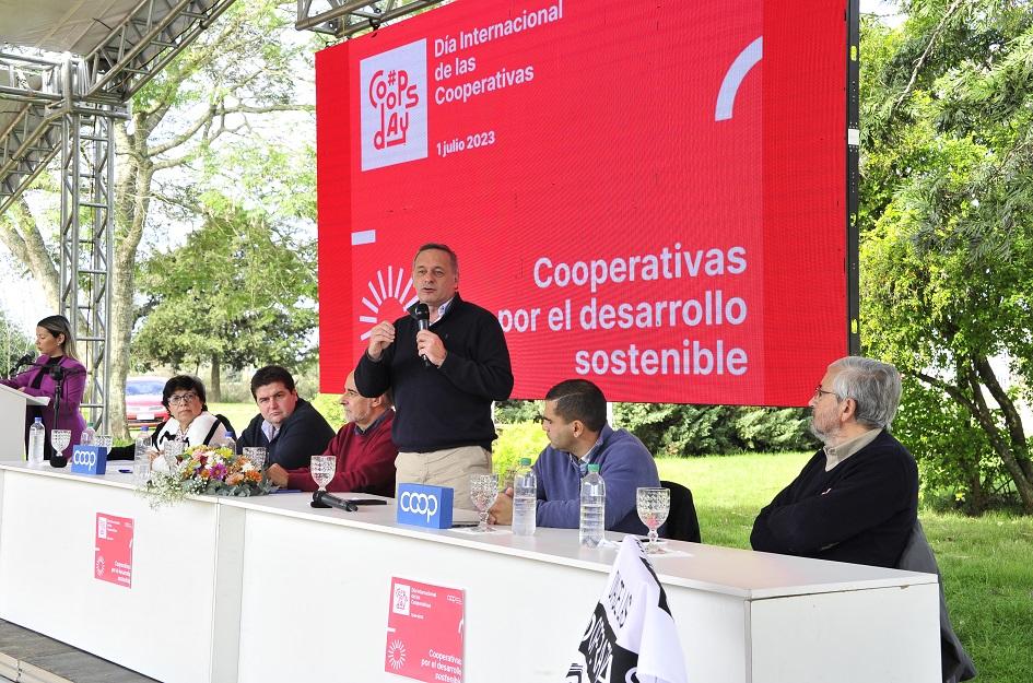 Celebración por el Día Internacional de las Cooperativas Autoridades exponiendo