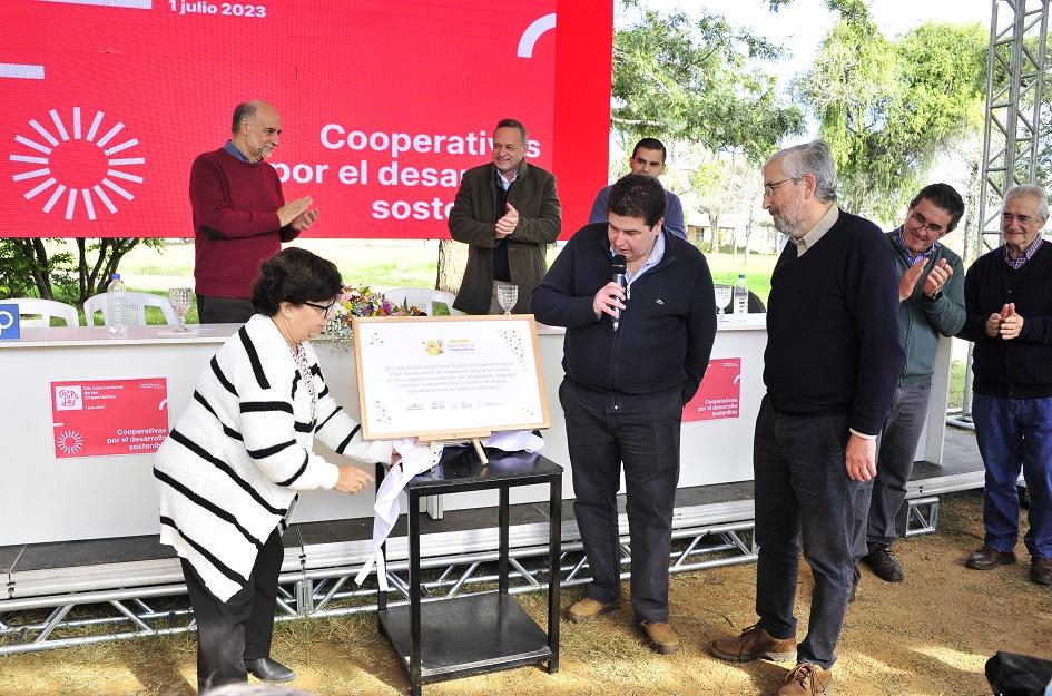 Celebración por el Día Internacional de las Cooperativas Autoridades con placa de conmemoración a Coleme