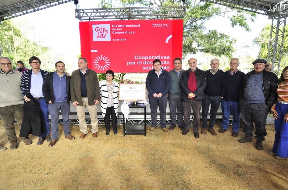 Celebración por el Día Internacional de las Cooperativas Autoridades con placa de conmemoración a Coleme