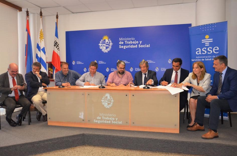 Firma de acuerdo por partida para capacitación de funcionarios públicos de la salud Autoridades en firma de acuerdo por partida para capacitación de funcionarios públicos de la salud