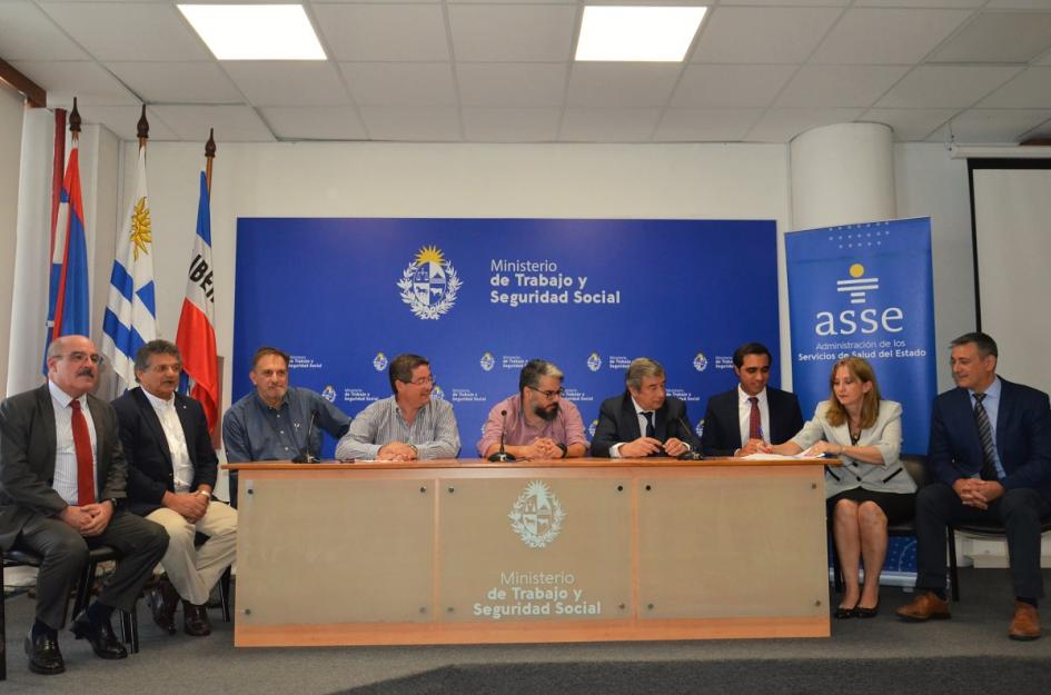 Firma de acuerdo por partida para capacitación de funcionarios públicos de la salud Autoridades en firma de acuerdo por partida para capacitación de funcionarios públicos de la salud