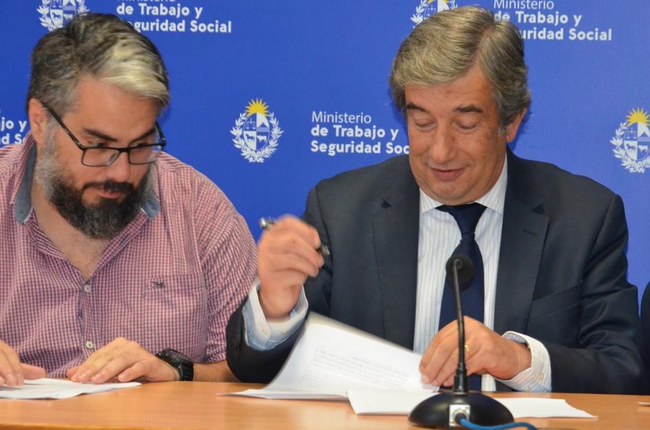 Firma de acuerdo por partida para capacitación de funcionarios públicos de la salud Martín Pereira y Mario Arizti