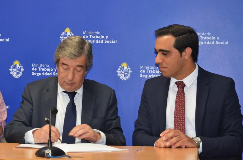 Firma de acuerdo por partida para capacitación de funcionarios públicos de la salud Mario Arizti y José Luis Satdjian