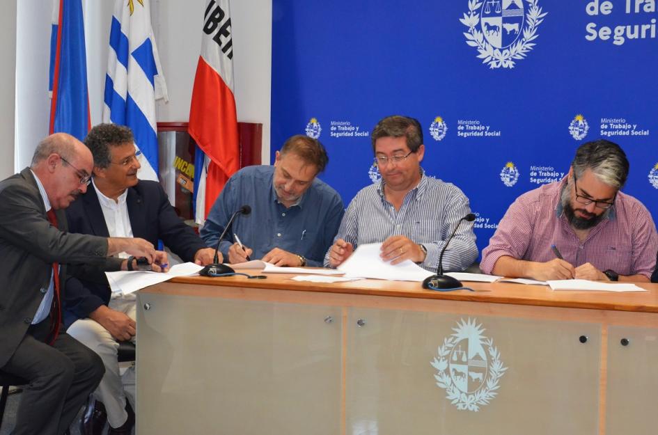 Firma de acuerdo por partida para capacitación de funcionarios públicos de la salud Autoridades en firma de acuerdo por partida para capacitación de funcionarios públicos de la salud