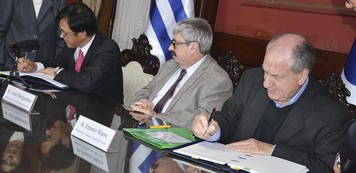 Firma de convenio de Seguridad Social entre Uruguay y Corea del Sur Ministro Murro, ministro interino de Relaciones Exteriores y embajador de Corea del Sur firmando convenio