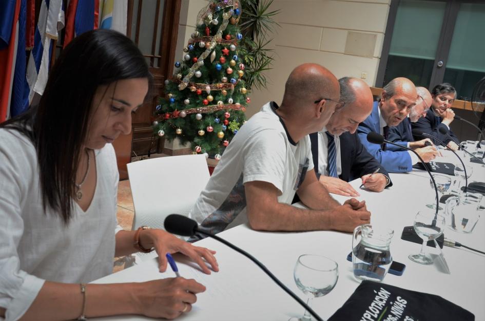 Mesa de autoridades, representantes del PIT CNT y Cámaras Empresariales Firma de convenio prevención de la explotación sexual infantil