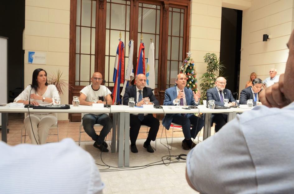 Mesa de autoridades, representantes del PIT CNT y Cámaras Empresariales Firma de convenio prevención de la explotación sexual infantil