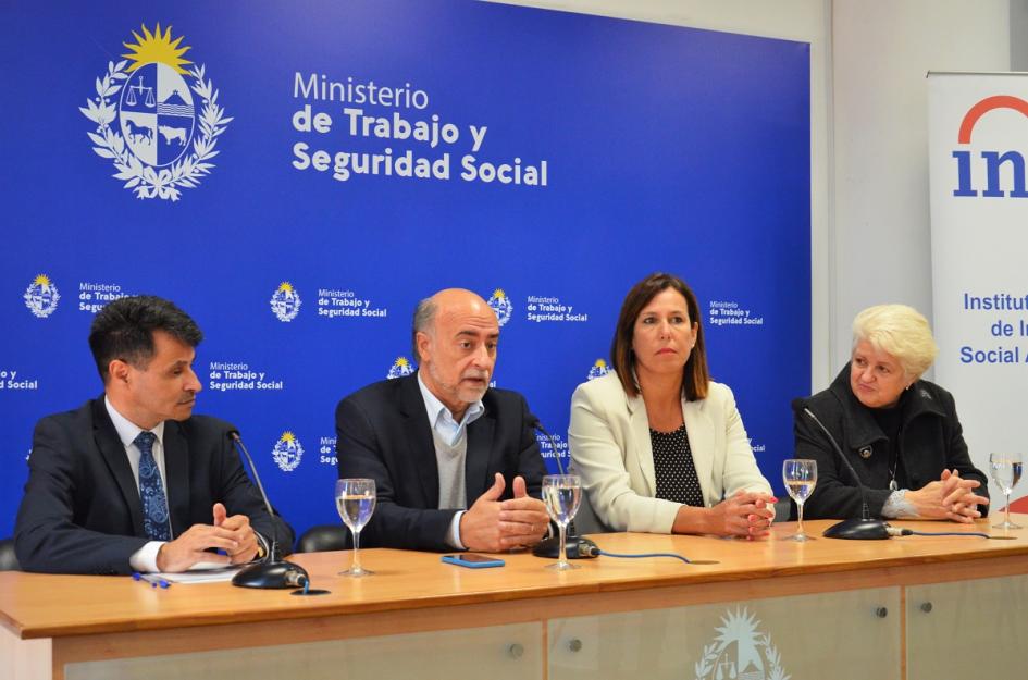 Firma convenio MTSS-INISA Autoridades durante su participación