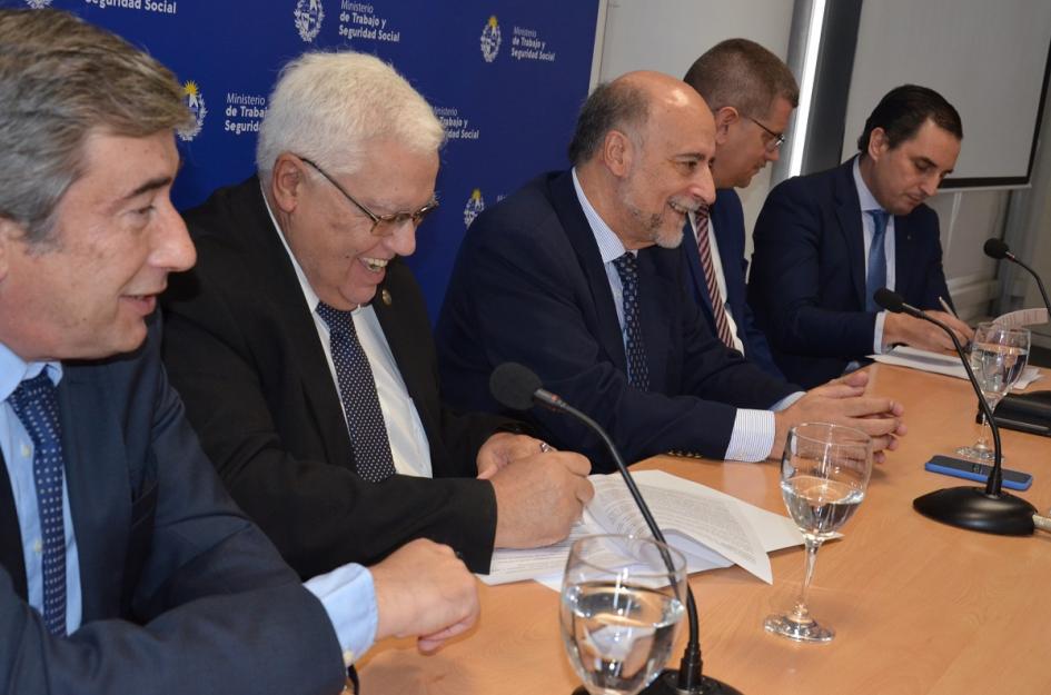 Autoridades realizando la firma Convenio entre el MTSS y la Suprema Corte de Justicia