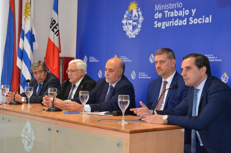 Autoridades realizando la firma Convenio entre el MTSS y la Suprema Corte de Justicia