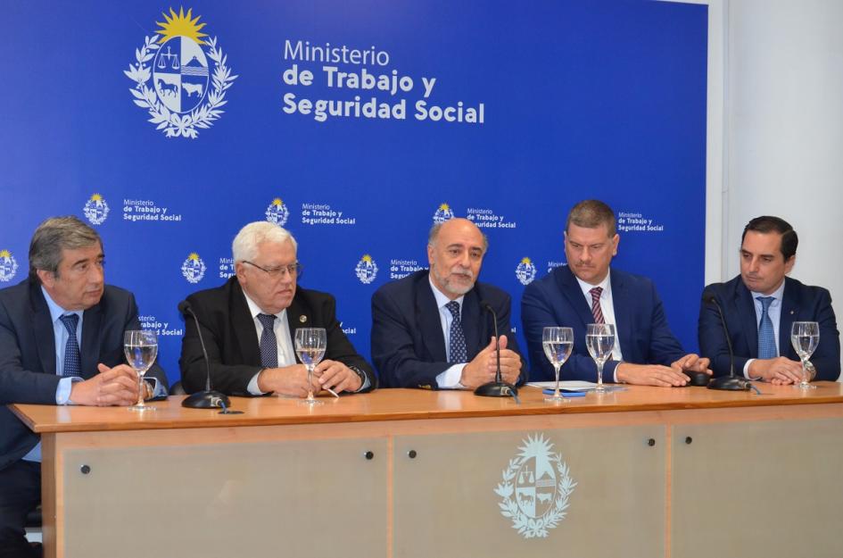 Autoridades realizando la firma Convenio entre el MTSS y la Suprema Corte de Justicia