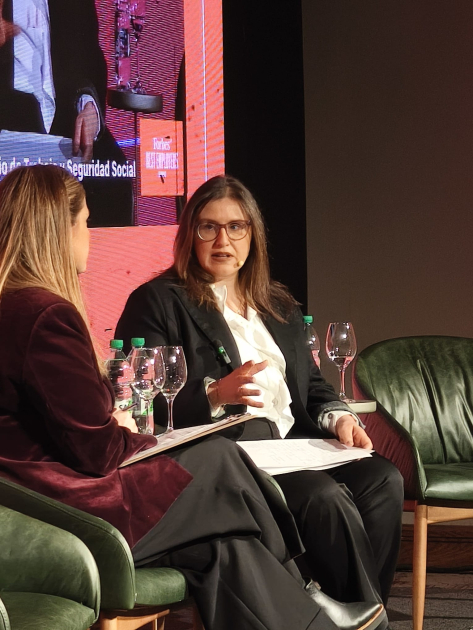 Marcela Barrios exponiendo en el evento Best Employers Summit de Forbes