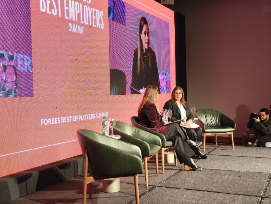 Marcela Barrios exponiendo en el evento Best Employers Summit de Forbes