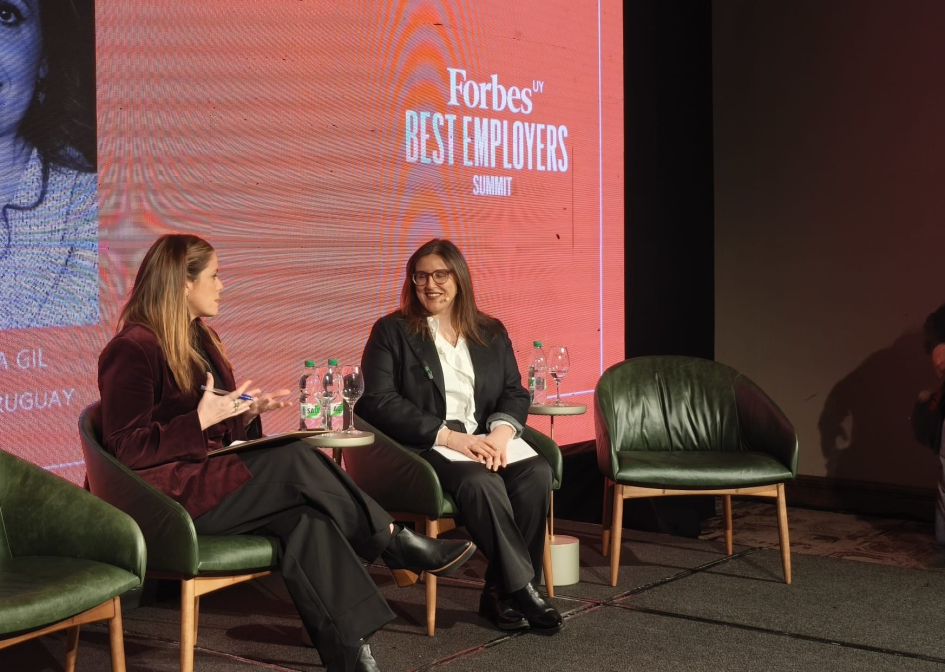 Marcela Barrios exponiendo en el evento Best Employers Summit de Forbes