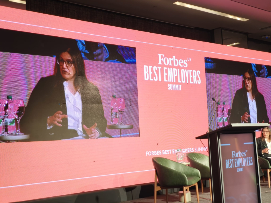 Marcela Barrios exponiendo en el evento Best Employers Summit de Forbes