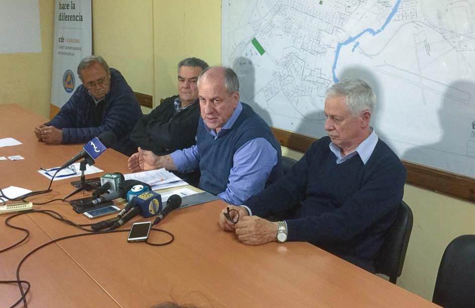 Imagen de Murro reunido con integrantes del gabinete ministerial del Gobierno y el intendente de Durazno, Carmelo Vidalín