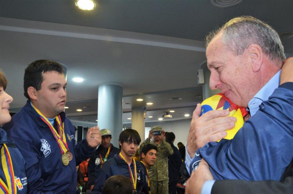 Bienvenida a deportistas uruguayos que participaron de la Olimpíada Especial Ministro Murro, emocionado, abraza a deportistas uruguayos que participaron en la Olimpíada Especial