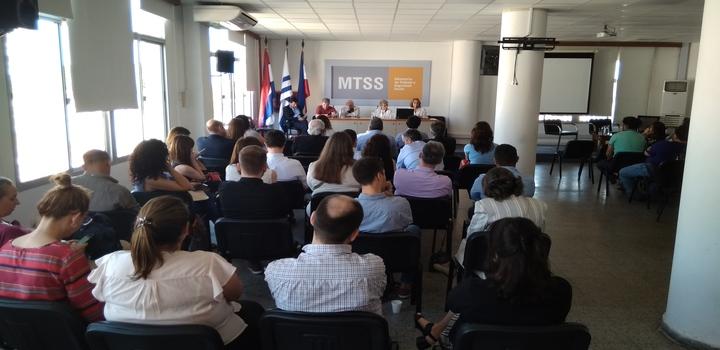 Jornada "La formación profesional y la mejora en las Relaciones Laborales" Salón de actos del Ministerio con autoridades y asistentes de la jornada