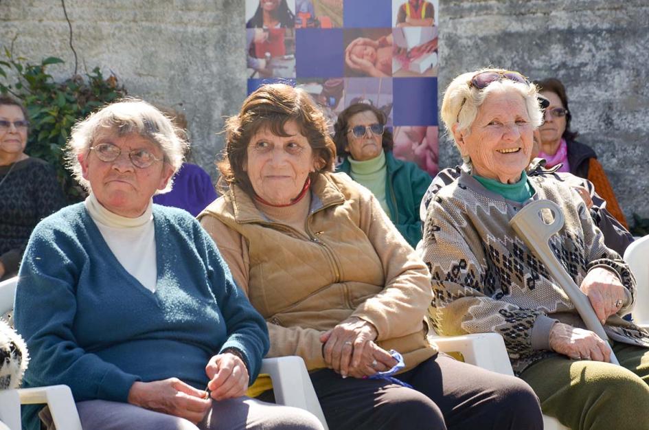 Canasta de Fin Año para pasividades más bajas tendrá un aumento de un 10 % Señoras en un evento
