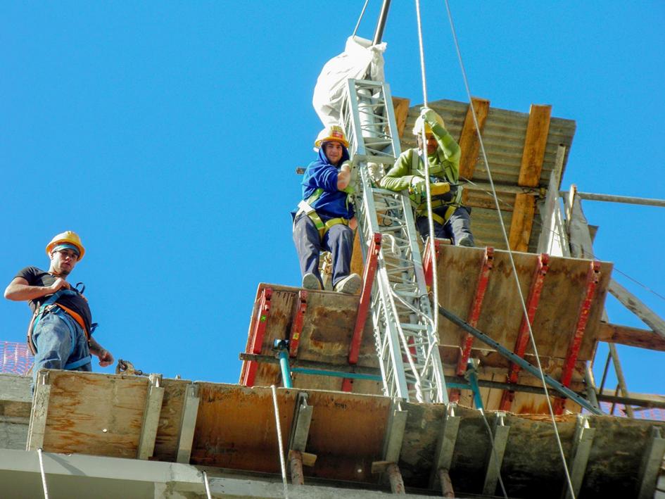 Comunicado sobre el pago de licencias y aguinaldos de la Construcción Obreros de la construcción trabajando
