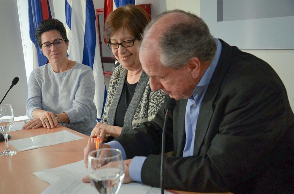 Murro y Arismendi firmando el proyecto Murro y Arismendi firmando el proyecto
