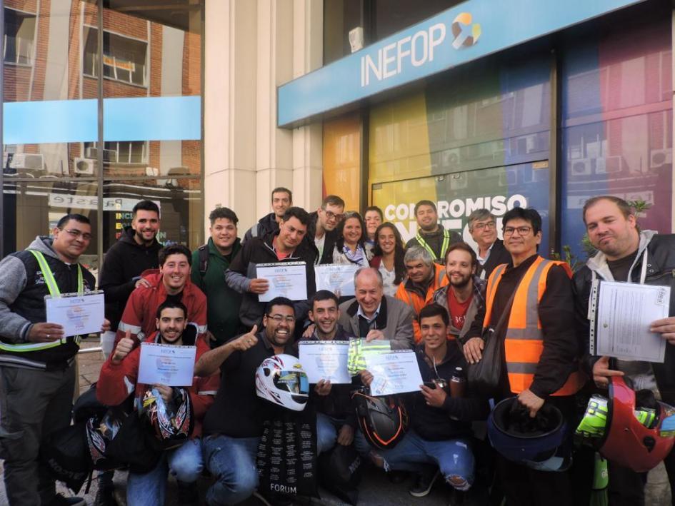 Murro junto a repartidores y sus certificados