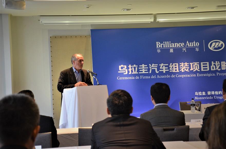 Lifan retomará su producción en Uruguay en el primer semestre de 2020 Ministro Murro exponiendo en la firma del acuerdo