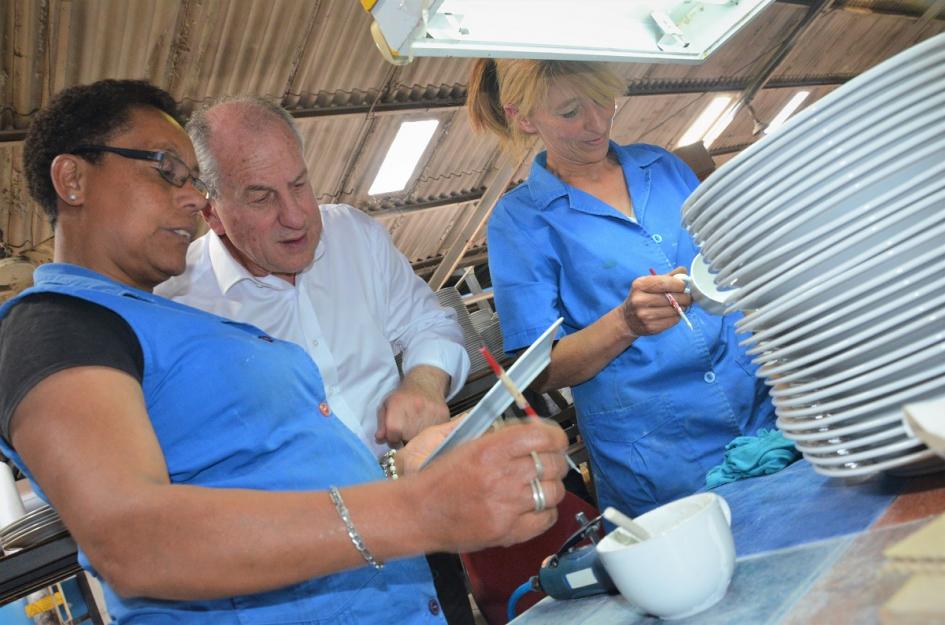 Ministro de Trabajo visitó el Parque Industrial Olmos Murro con trabajadoras de Olmos