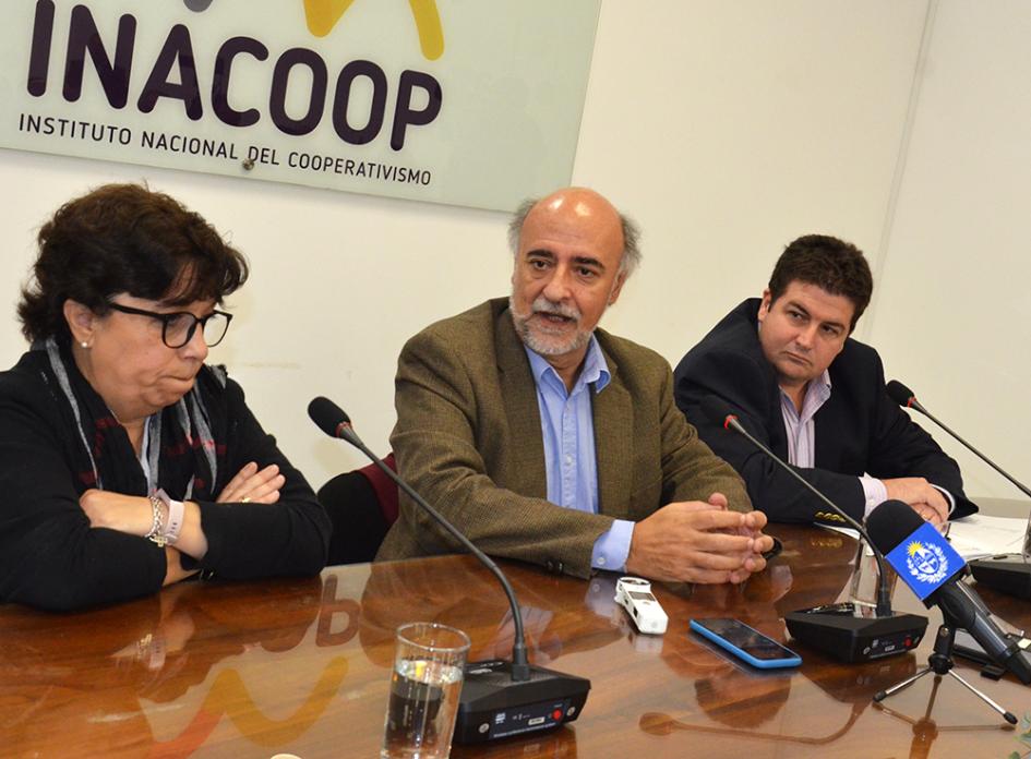 Mieres, Fernánadez y Maneiro en lanzamiento de premios Miguel Cardozo