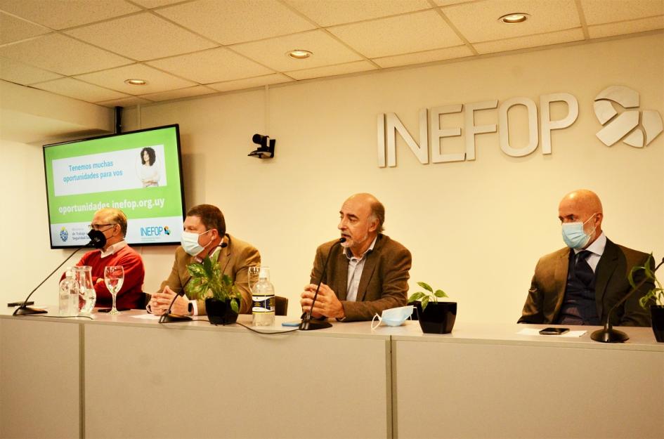 Autoridades en la presentación de Inefop