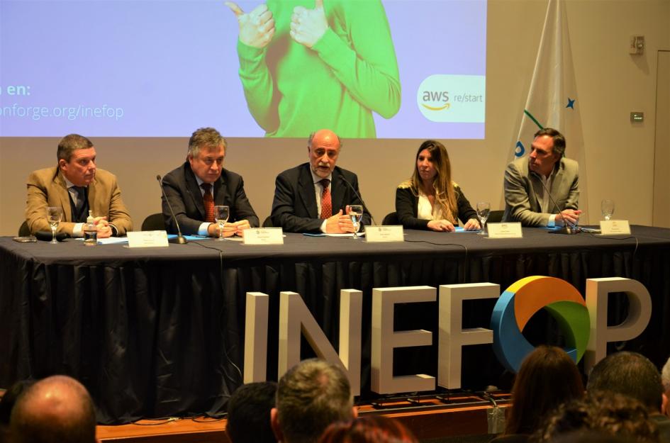 Lanzamiento del programa AWS re/Start de Amazon Web Services junto a Inefop y Fundación Forge Autoridades en el lanzamiento del programa