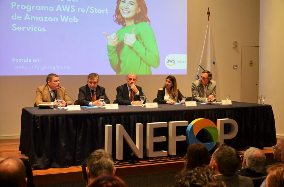 Lanzamiento del programa AWS re/Start de Amazon Web Services junto a Inefop y Fundación Forge Autoridades en el lanzamiento del programa