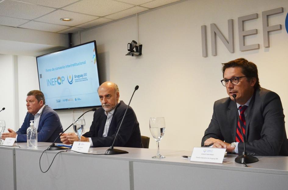 Mieres, Risso, Darscht Firma de convenio entre INEFOP y Uruguay XXI