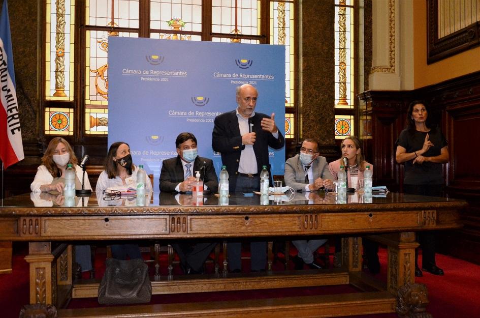 Tercer aniversario Ley empleo discapacidad Mieres exponiendo en Parlamento