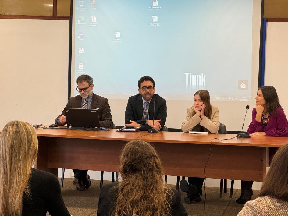 Expositores durante el conversatorio