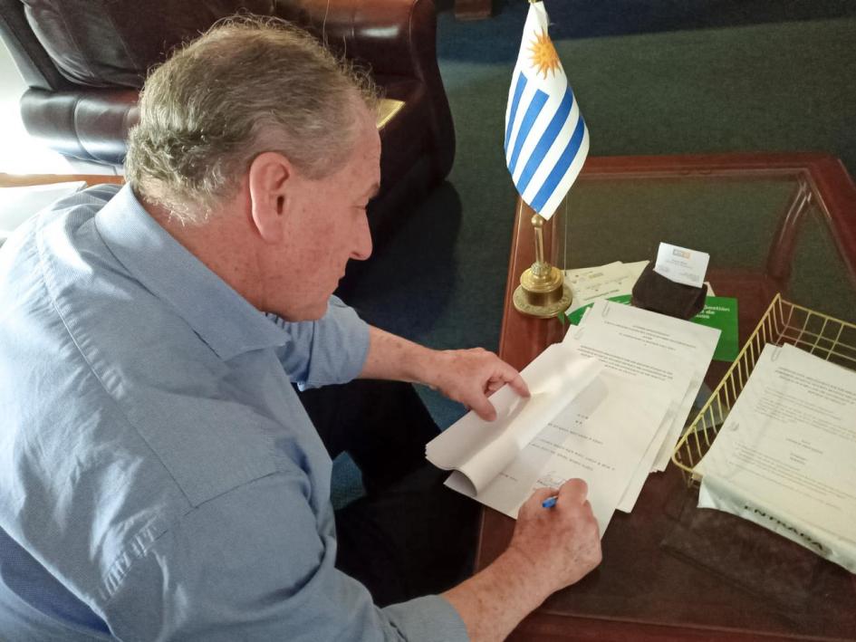 Murro acuerdo administrativo con Corea del Sur Ministro de Trabajo firmando acuerdo administrativo con Corea del Sur
