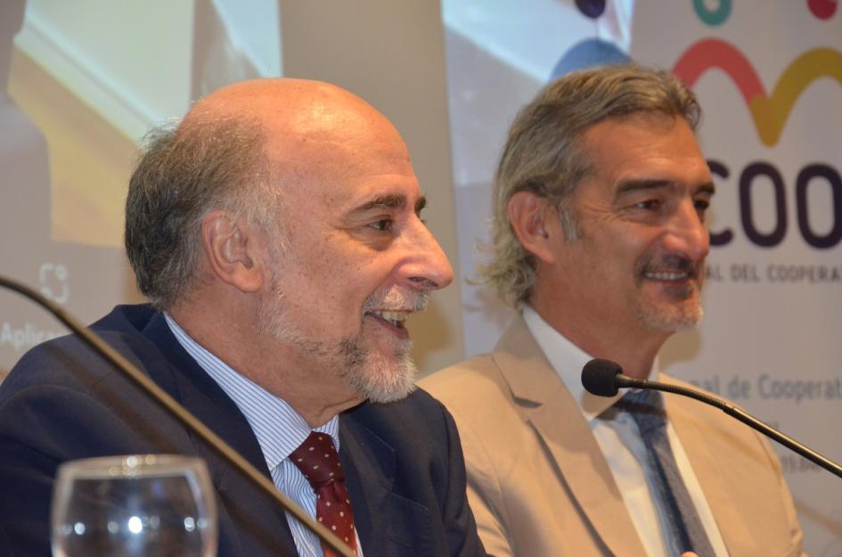 Ministro y mesa de expositores Nuevos escenarios para el cooperativismo y la economía social