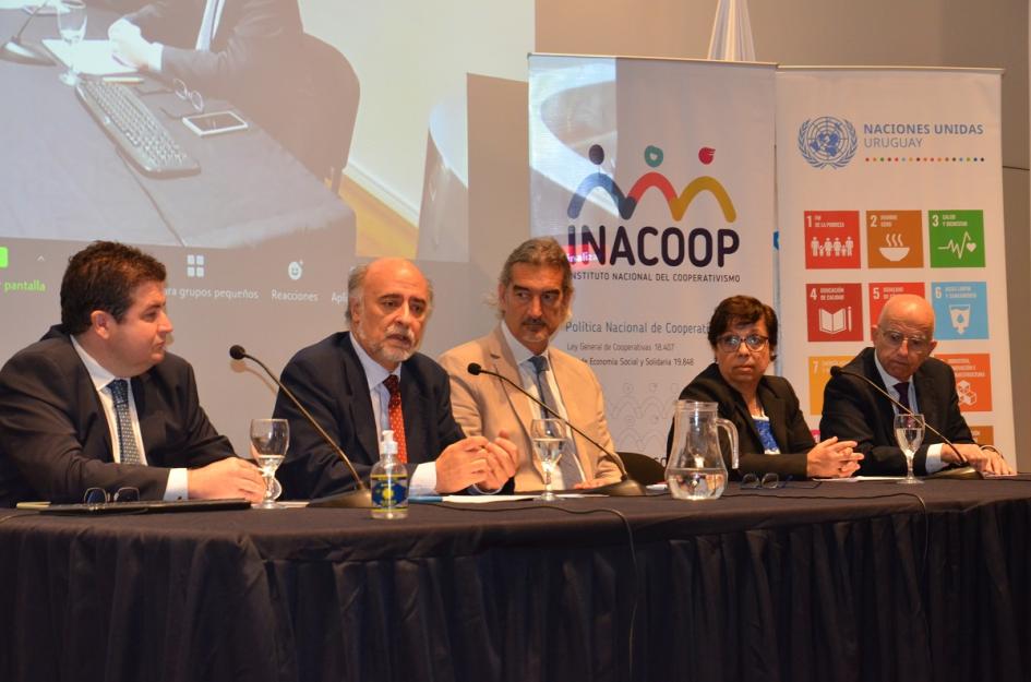 Ministro y mesa de expositores Nuevos escenarios para el cooperativismo y la economía social