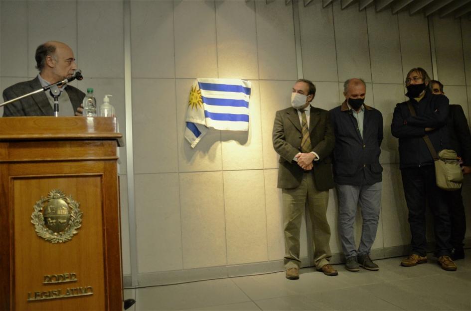 Descubrimiento de placa conmemorativa Ministro Mieres en evento para recordar a la generación del 83
