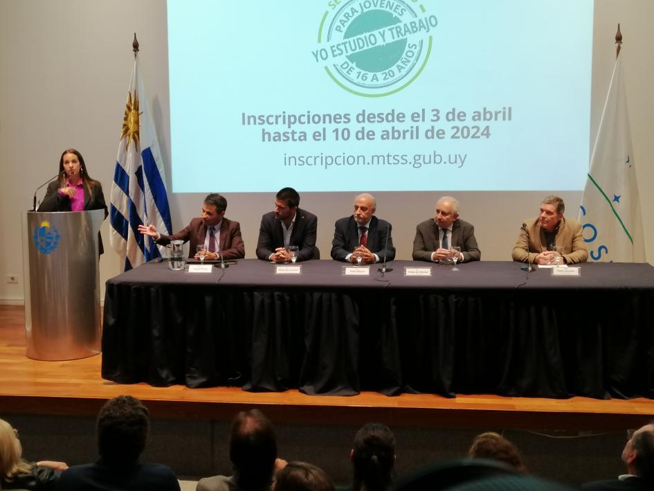 Presentación del programa Yo Estudio y Trabajo sector privado Autoridades durante la presentación