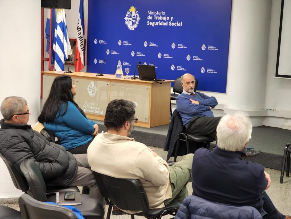 Autoridades con representantes del PIT CNT en MTSS Presentación Anteproyecto de Ley de Reforma de la Seguridad Social